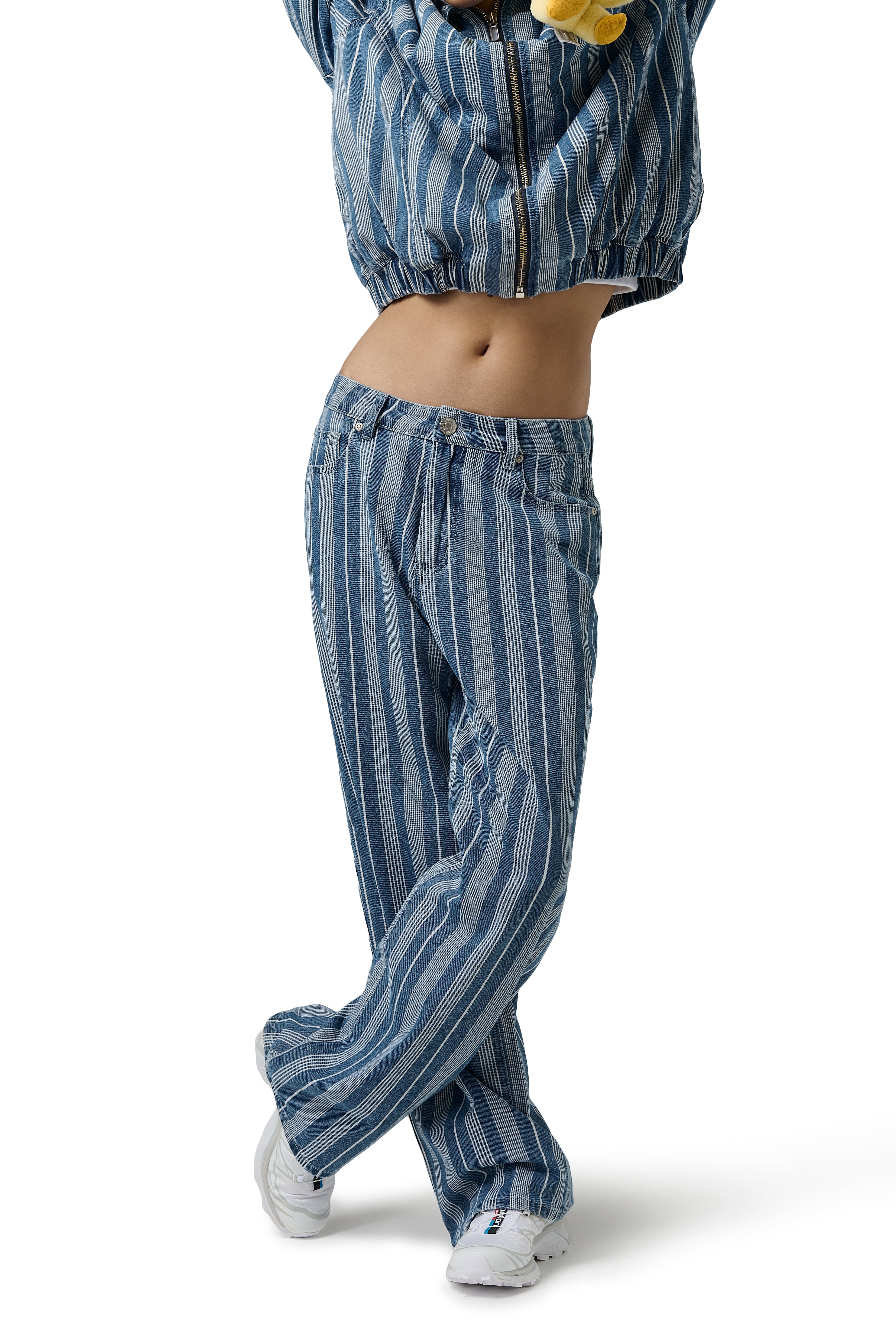 Model Scarlett is 5'8" and wears size S.